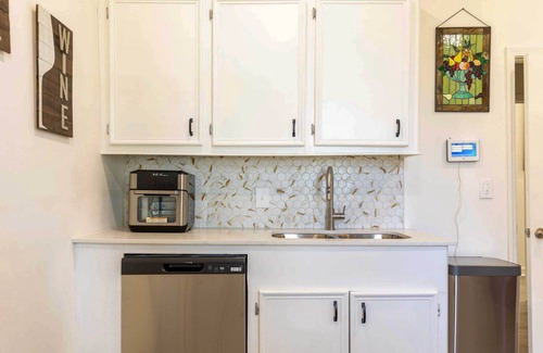 Downtown Jackson House | Stylish Home ~ 2 Mi to Jackson State & Belhaven!