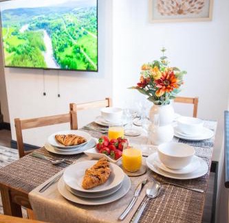 Stoke-on-Trent House | Stylish Home, hosted by ESONGRACE Stays, Stoke-on-Trent - Perfect for Families - Contractors - Holiday makers - Emergency Housing - Professionals, Relocators