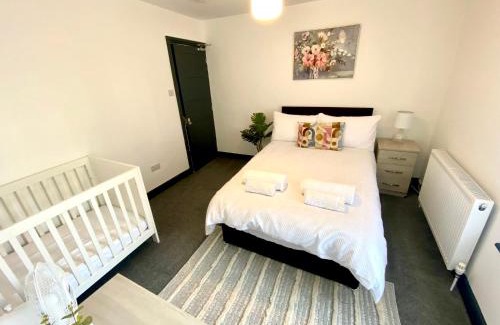 Stoke-on-Trent House | Stylish Home, hosted by ESONGRACE Stays, Stoke-on-Trent - Perfect for Families - Contractors - Holiday makers - Emergency Housing - Professionals, Relocators