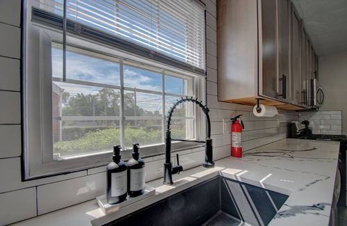 Gary House | Stylish Home Near BP/Hospitals