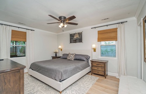 Charlotte House | Stylish Home,Open Plan,Vaulted Ceiling,Huge Yard! Close to Uptown and Carowinds