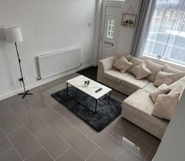 Coventry House | Stylish home Sleeps 4 Close to CBS Arena & City Centre with Garden