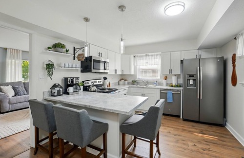 Kettering House | Stylish Home - Theater + Kid Zone - Close to The Greene