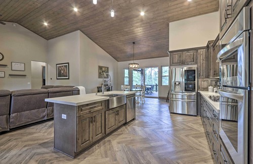 Torreon House | Stylish Home w/Expansive Deck in Show Low!