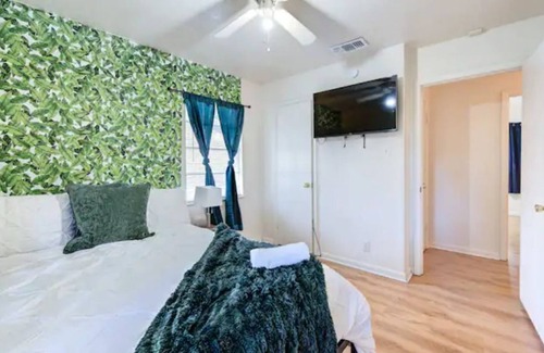 Beaumont House | Stylish home with Arcade(7000 games) and King beds