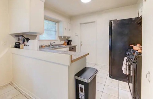 Beaumont House | Stylish home with Arcade(7000 games) and King beds