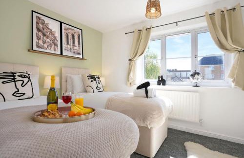 Luton House | Stylish House - Close to City Centre and Luton Airport - Free Parking, Super-Fast Wifi, Garden and Smart TV with Netflix by Yoko Property