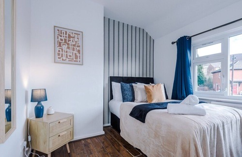 Stalybridge House | Stylish House in Stalybridge WiFi&Parking Sleeps 8 by PureStay Short Lets