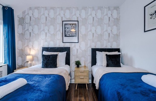 Stalybridge House | Stylish House in Stalybridge WiFi&Parking Sleeps 8 by PureStay Short Lets