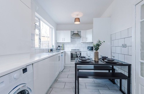 Stalybridge House | Stylish House in Stalybridge WiFi&Parking Sleeps 8 by PureStay Short Lets