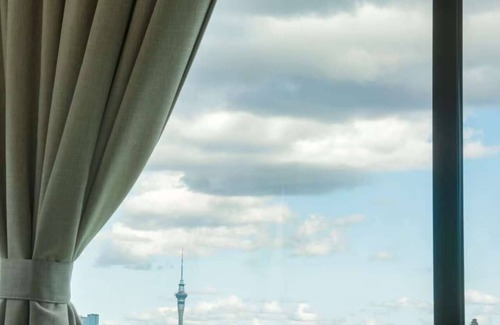 Northcote House | Stylish House with Great City Views