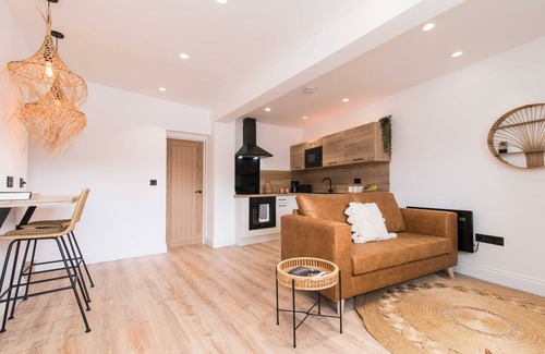 Rugby Apartment | Stylish Ibiza Style Apartment with Private Entrance + Patio Area