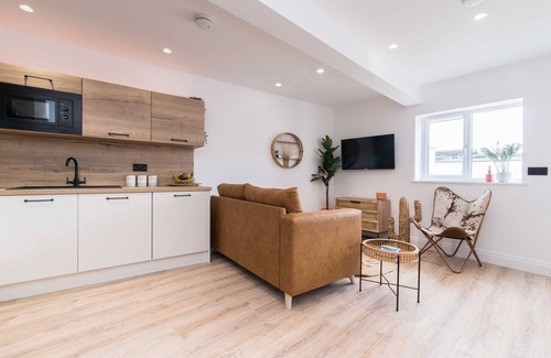 Rugby Apartment | Stylish Ibiza Style Apartment with Private Entrance + Patio Area