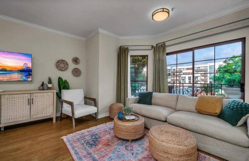 Downtown Apartment | Stylish in Sunny Santa Monica walk to Beach & Pier