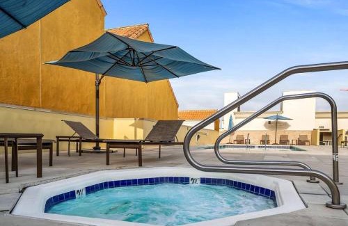 Downtown Apartment | Stylish in Sunny Santa Monica walk to Beach & Pier