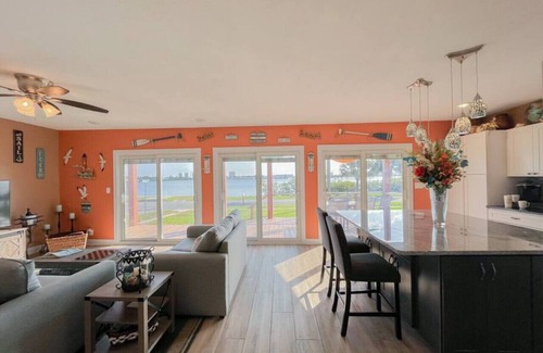 Kerr Townsley Port Orange House | Stylish Intercoastal Blue Bungalow-3min. to Beach