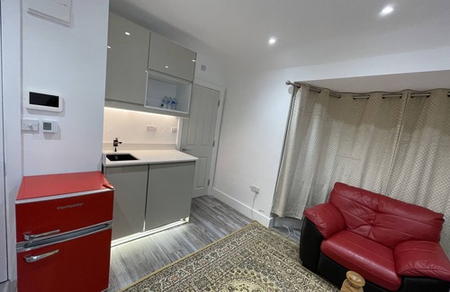 North Greenford Apartment | Stylish large Room with en-suite toilet in West London,