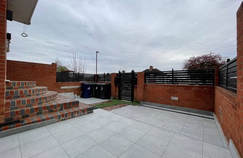 North Greenford Apartment | Stylish large Room with en-suite toilet in West London,