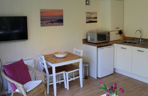 Chichester Cabin | Stylish Lodge Retreat, Surrounded by Peaceful Wild Gardens - Nearby Goodwood!