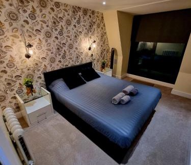 Bow West Apartment | Stylish London Apartment with Terrace & Parking