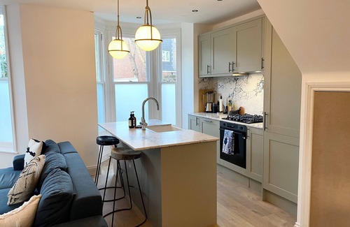 Latchmere House | Stylish, luxury 3-bedroom house in Battersea. Steps from Clapham Junction!