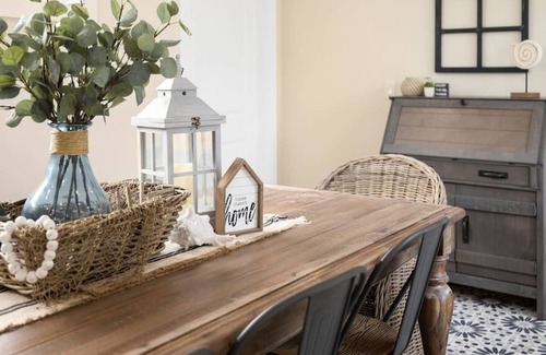 Parrot Cove Cottage | Stylish Luxury Home Near The Beach & Downtown