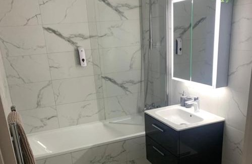 Hemel Hempstead Apartment | Stylish Madison Apartment with Balcony - FREE Car Parking - Hemel Hempstead Town Centre