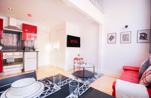 Birmingham City Centre Apartment | Stylish Mezzanine – Birmingham Centre - Parking Sleeps 4