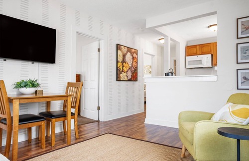 Mobile Apartment | Stylish Midtown Flat – 20B