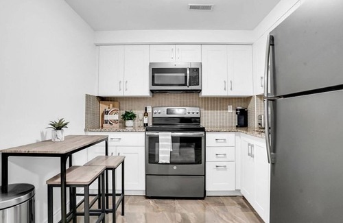 Brampton House | Stylish Modern 2-bedroom Suite