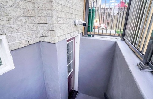 Brampton House | Stylish Modern 2-bedroom Suite