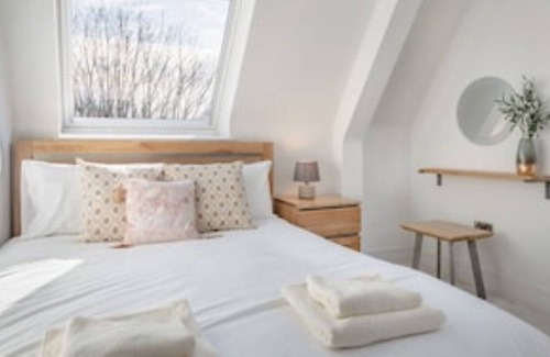 Hitchin Apartment | Stylish & Modern: Central Hitchin - with Parking