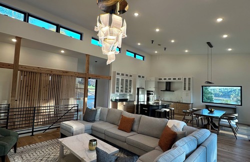 Granite Falls House | Stylish & Modern Lakefront House, Dog Friendly