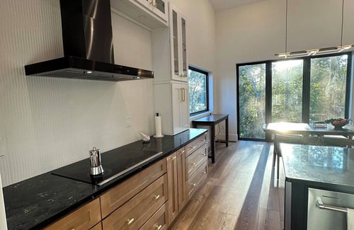 Granite Falls House | Stylish & Modern Lakefront House, Dog Friendly