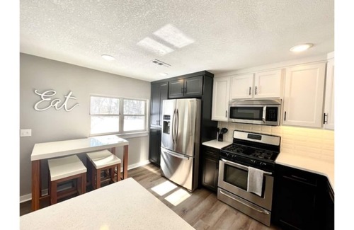 Rogers House | Stylish, modern, REMODELED : Central Location