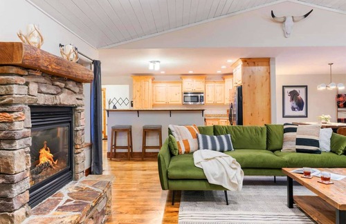 Victor House | Stylish Mtn Home, Fireplace, Views!