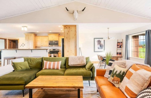 Victor House | Stylish Mtn Home, Fireplace, Views!