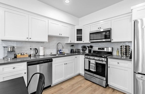 Lynwood House | Stylish New home Near DTLA, Disneyland, SOFI