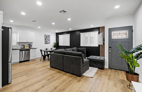Lynwood House | Stylish New home Near DTLA, Disneyland, SOFI