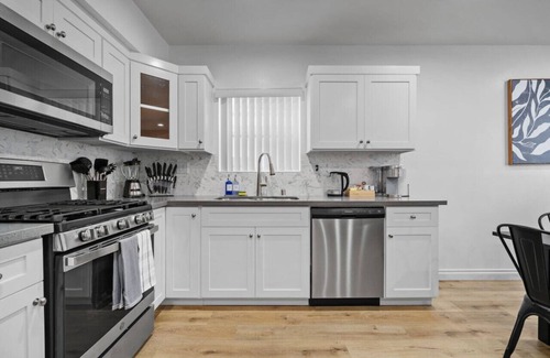 Lynwood House | Stylish New home Near DTLA, Disneyland, SOFI