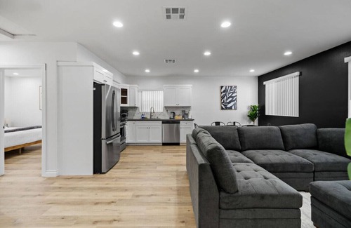 Lynwood House | Stylish New home Near DTLA, Disneyland, SOFI