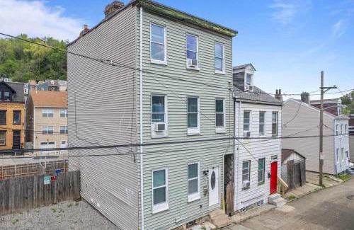 East Allegheny House | Stylish Northside 4 Bed Off Street Parking