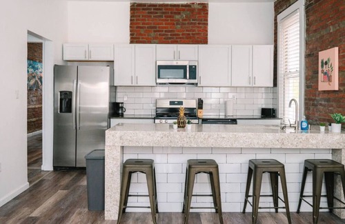 South Oakland House | Stylish Oakland Stay for Business & Leisure Private Suites + Shared Common Areas