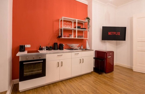 Kreuzberg Apartment | Stylish old building apartment designed by Bevo