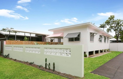 Parramatta Park House | Stylish & Pet-Friendly Getaway – Your Tropical Escape Awaits
