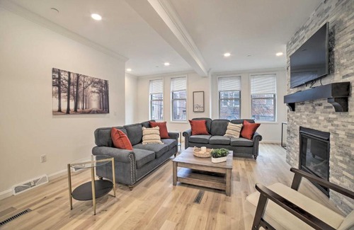 Central Northside House | Stylish Pittsburgh Townhouse with City Views!