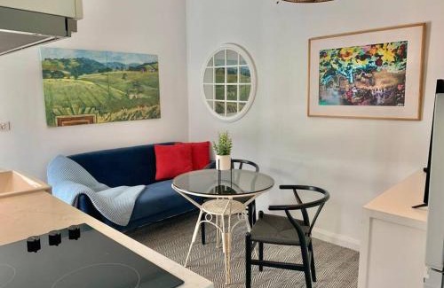 Brighton Apartment | Stylish Private Studio, Close to Beach, WIFI, Parking