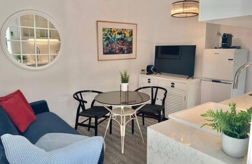 Brighton Apartment | Stylish Private Studio, Close to Beach, WIFI, Parking