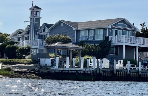 Culloden Shores Condo | Stylish Renovated One Bedroom in the heart of montauk