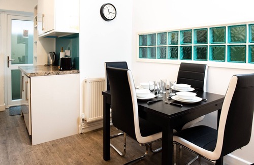 Leicester House | Stylish Retreat: 3BR Bungalow in Central Leicester